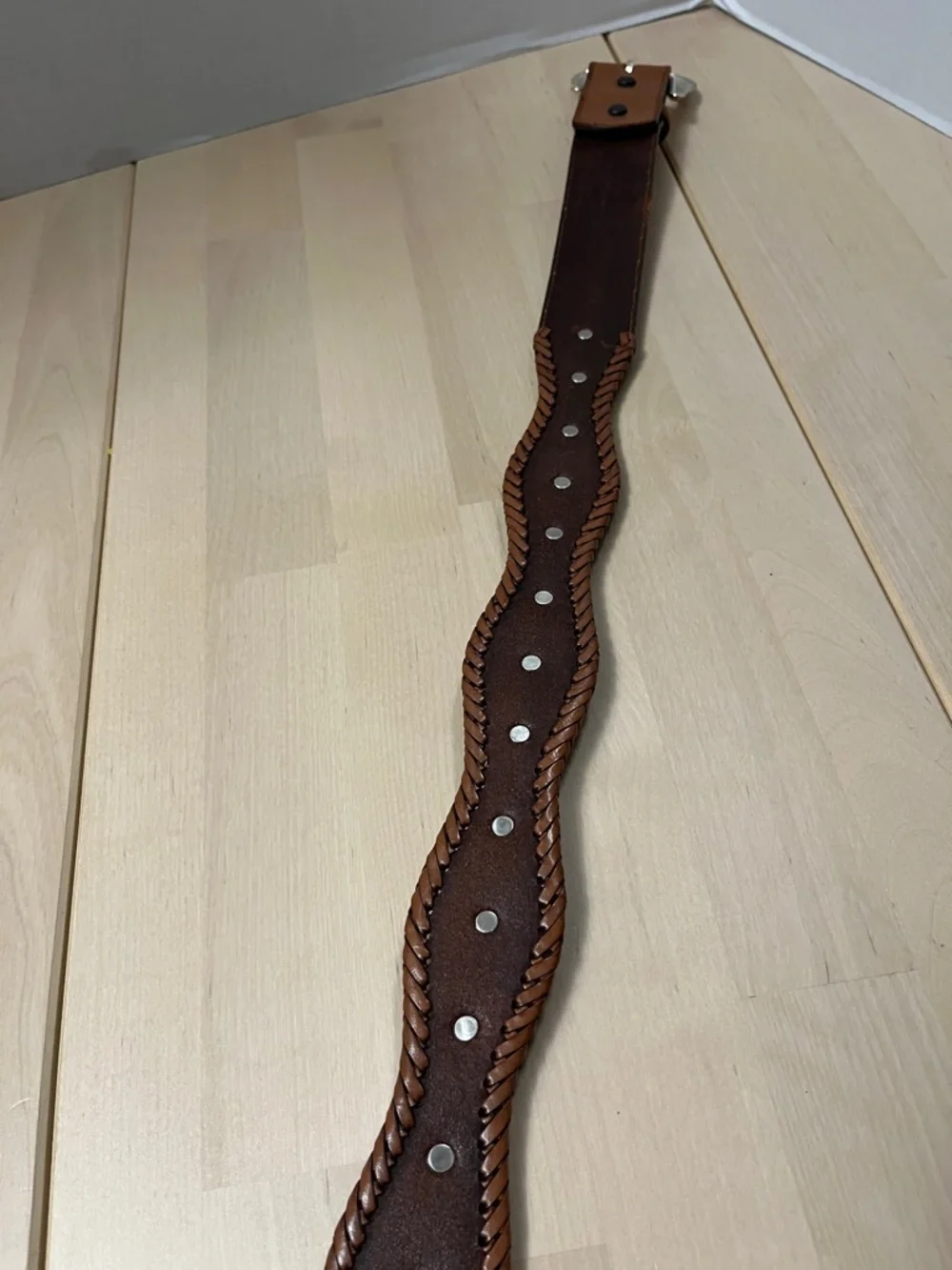 Tony Lama Brown Leather Scalloped Belt w/ Silver Tone Conchos Mens 42